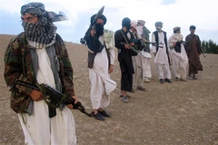 Các tay súng và phiến quân Taliban trên một ngọn đồi tại Maydan Shahr thuộc tỉnh Wardak, Afghanistan. (Ảnh: AFP/TTXVN)