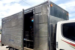 Công an phát hiện xe chở người trong thùng xe. (Ảnh: Thành Chung/TTXVN)