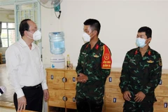 Phó Bí thư Thành ủy Thành phố Hồ Chí Minh Nguyễn Hồ Hải thăm hỏi động viên cán bộ chiến sỹ đang làm nhiệm vụ chăm sóc hài cốt người tử vong do COVID-19 đặt tại Ban Chỉ huy Quân sự Quận 5. (Ảnh: Xuân Khu/TTXVN)