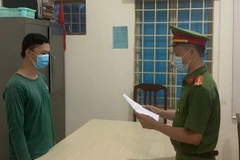 Công an huyện Đức Trọng tống đạt quyết định khởi tố bị can đối với Bùi Văn Dũng. (Nguồn: Cand.com.vn)