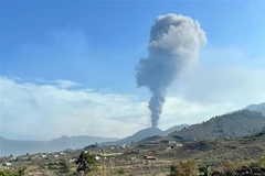 Tro bụi phun lên từ miệng núi lửa Cumbre Vieja trên đảo Canary ở La Palma, Tây Ban Nha, ngày 27/9. (Ảnh: AFP/TTXVN)