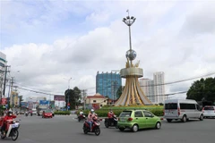 Ngã tư sân banh Gò Đậu (Bình Dương) đoạn qua địa bàn thành phố Thủ Dầu Một trong ngày công bố về bình thướng mới đã đông xe cộ và người dân ra đường hơn. (Ảnh: Chí Tưởng/TTXVN)