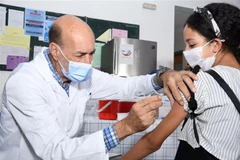 Tiêm vaccine phòng COVID-19 cho thiếu niên ở Sale, Maroc ngày 21/9/2021. (Ảnh: THX/TTXVN)