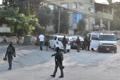 Cảnh sát Israel truy tìm tù nhân Palestine trốn khỏi một nhà tù tại Na'ura, Israel, ngày 7/9. (Ảnh: THX/TTXVN)