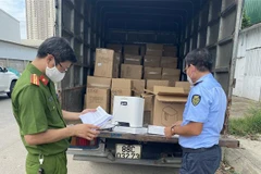 Lực lượng liên ngành tiến hành kiểm tra xe tải chở máy tạo oxy không có nguồn gốc xuất xứ. (Ảnh: TTXVN phát)