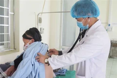 Khám cho bệnh nhân nghi lao tại Lai Châu. (Ảnh: Việt Hoàng/TTXVN)
