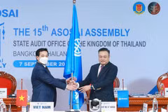 Ông Trần Sỹ Thanh, Tổng Kiểm toán Nhà nước Việt Nam trao cờ chuyển giao Chủ tịch ASOSAI cho Tổng Kiểm toán Nhà nước Thái Lan. (Ảnh: Phương Hoa/TTXVN)