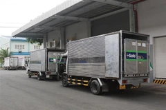 Xe chở 800.000 liều vaccine AstraZeneca do Nhật Bản viện trợ về đến kho lạnh vào tháng 6. (Ảnh: Đinh Hằng/TTXVN)