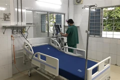 Lực lượng y tế kiểm tra lại trang thiết bị trước khi Trung tâm Hồi sức tích cực người bệnh COVID-19 tại TP.HCM đi vào hoạt động. (Ảnh: Lê Thúy Hằng/TTXVN)