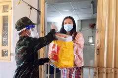 Những gói quà của Bộ Quốc phòng được cán bộ, chiến sỹ lực lượng vũ trang Thành phố trao tận tay người dân gặp khó khăn do dịch COVID-19 tại Quận 8, Thành phố Hồ Chí Minh. (Ảnh: Xuân Khu/TTXVN)