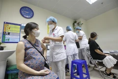 Nhân viên y tế tiêm vaccine phòng COVID-19 cho phụ nữ mang thai tại điểm tiêm chủng Bệnh viện Phụ sản Trung ương. (Ảnh: Minh Quyết/TTXVN)