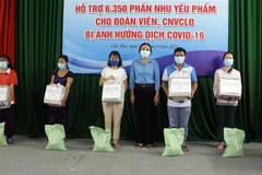 Hỗ trợ nhu yếu phẩm cho công nhân lao động bị ảnh hưởng COVID-19. (Ảnh: Trung Kiên/TTXVN)