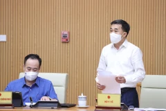 Thứ trưởng Bộ Y tế Trần Văn Thuấn báo cáo tiến độ sản xuất, thử nghiệm vaccine trong nước. (Ảnh: Dương Giang/TTXVN)
