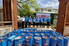 Trao “Túi An sinh Công đoàn” cho đoàn viên, người lao động có hoàn cảnh khó khăn. (Ảnh: TTXVN phát)