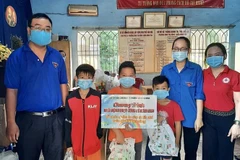 Tặng quà cho thiếu nhi có hoàn cảnh khó khăn tại phường Bình Trị Đông, Quận Bình Tân (Thành phố Hồ Chí Minh). (Ảnh: Hồng Giang/TTXVN)