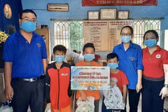 Tặng quà cho thiếu nhi có hoàn cảnh khó khăn tại phường Bình Trị Đông, Quận Bình Tân (Thành phố Hồ Chí Minh). (Ảnh: Hồng Giang/TTXVN)
