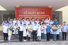 Đoàn cán bộ y bác sỹ của Vĩnh Phúc lên đường tham gia hỗ trợ Thành phố Hồ Chí Minh chống dịch. (Ảnh: Hoàng Hùng/TTXVN)