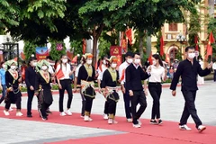 Đồng bào các dân tộc huyện Bắc Sơn diễu hành mừng lễ kỷ niệm. (Ảnh: Thái Thuần/TTXVN)