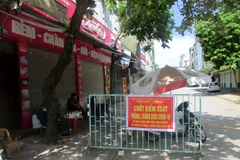 Phong tỏa quanh khu vực có ca COVID-19 thuộc phường Ba Đình, thành phố Thanh Hóa. (Ảnh: Nguyễn Nam/TTXVN)