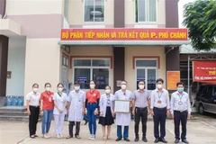 Ra mắt đôi ngũ y, bác sỹ phụ trách Trạm y tế lưu động theo dõi dịch COVID-19 trong doanh nghiệp tại phường Hòa Phú, thành phố Thủ Dầu Một, tỉnh Bình Dương. (Ảnh: Chí Tưởng/TTXVN)