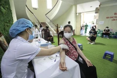 Khu vực khám sàng lọc trước tiêm tại điểm tiêm chủng vaccine phòng COVID-19 phường Yên Hoà (Cầu Giấy). (Ảnh: Minh Quyết/TTXVN)