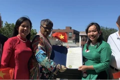 Chủ tịch Hội đồng thành phố Jersey Joyce Watterman trao Tuyên bố vinh danh Ngày Quốc khánh Việt Nam 2/9. (Ảnh: Khắc Hiếu/TTXVN)