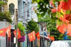 Người dân Đà Nẵng treo cờ kỷ niệm ngày Quốc Khánh. (Ảnh: Văn Dũng/TTXVN)