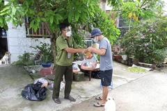 Trao hỗ trợ nhu yếu phẩm cho người lao động gặp khó khăn do đại dịch ở phường Trảng Dài, thành phố Biên Hòa, tỉnh Đồng Nai. (Ảnh: Nguyễn Văn Việt/TTXVN)