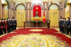 Chủ tịch nước Nguyễn Xuân Phúc giao nhiệm vụ cho các tân thẩm phán Tòa án Nhân dân tối cao. 
