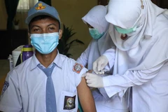 Tiêm chủng vaccine ngừa COVID-19 cho học sinh tại tỉnh Aceh, Indonesia, ngày 30/8/2021. (Ảnh: AFP/TTXVN)