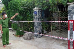 Lực lượng chức năng nhắc nhở người dân trong khu phong tỏa tại thành phố Tuy Hòa thực hiện quy định phòng dịch COVID-19. (Ảnh: Xuân Triệu/TTXVN)