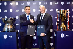 Ông Khiev Sameth, Chủ tịch Liên đoàn Bóng đá Đông Nam Á - AFF (trái) và ông Garth Simmons, Giám đốc điều hành Bộ phận Cao cấp, Trung cấp và Phổ thông của Accor tại Châu Á công bố thỏa thuận hợp tác. (Ảnh: Vietnam+)