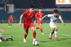 Đội tuyển U17 Việt Nam (áo đỏ) để đối thủ Kyrgyzstan cầm hòa với tỷ số 0-0. (Ảnh: Việt Anh/Vietnam+)