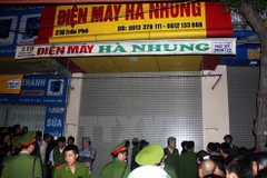 Cảnh sát bảo vệ hiện trường vụ án. (Ảnh: TTXVN)