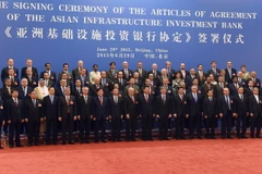 Đại diện các nước tham gia lễ ký kết thành lập AIIB. (Ảnh: AFP)