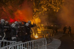 Người biểu tình đụng độ với cảnh sát chống bạo động trước tòa nhà quốc hội. (Ảnh: Reuters)