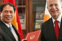 Bộ trưởng Ngoại giao Ioannis Kasoulides và Thứ trưởng Bùi Thanh Sơn ký Hiệp định miễn thị thực cho hộ chiếu công vụ. (Nguồn: in-cyprus.com)