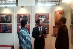 Đại sứ Việt Nam được bổ nhiệm tại Indonesia, ông Hoàng Anh Tuấn tham quan triển lãm. (Ảnh: Đỗ Quyên/Vietnam+)