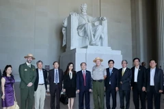 Chủ tịch Quốc hội Nguyễn Sinh Hùng thăm Đài tưởng niệm cố Tổng thống Abraham Lincoln. (Ảnh: Nhan Sáng/TTXVN)