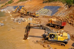 Thi công kênh dẫn dòng công trình thủy điện Huội Quảng. (Ảnh: Ngọc Hà/TTXVN)
