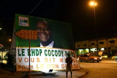 Tấm banner của một ứng viên tranh cử tổng thống ở Côte d'Ivoire. (Ảnh: AFP)