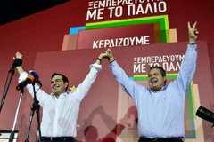 Lãnh đạo Đảng Syriza Alexis Tsipras (trái) và lãnh đạo Đảng ANEL Panos Kamenos chia sẻ niềm vui chiến thắng. (Ảnh: AFP/TTXVN)