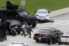 Lực lượng an ninh Canada đấu súng với một kẻ khủng bố tại tòa nhà Quốc hội. (Nguồn: Reuters)