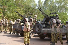 Binh sỹ Burkina Faso làm nhiệm vụ bảo đảm an ninh. (Ảnh: Gettty Images)