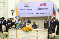 Lễ ký biên bản ghi nhớ hợp tác giữa hai nước Campuchia và Ấn Độ. (Ảnh: Xuân Khu/Vietnam+)