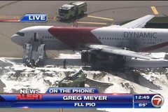 Chiếc máy bay bốc cháy khi đang đỗ tại sân bay. (Nguồn: flightclub.jalopnik.com)