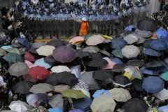 Ngưởi biểu tình bên ngoài trụ sở hành chính Hong Kong ngày 28/9/2014. (Nguồn:AP)