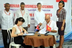 Bà Bùi Thị Thanh An, Phó Cục trưởng Cục Xúc tiến thương mại, Bộ Công thương Việt Nam và ông Roberto Verrier, Phó Giám đốc Cơ quan Xúc tiến thương mại ProCuba ký Bản ghi nhớ về hợp tác. (Ảnh: Lê Hà​/TTXVN)