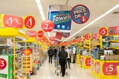 Người dân mua sắm tại một siêu thị ở Anh. (Nguồn: theguardian.com)