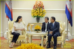 Thủ tướng Campuchia Hun Sen tiếp nữ diễn viên Angelina Jolie. (Ảnh: AFP)